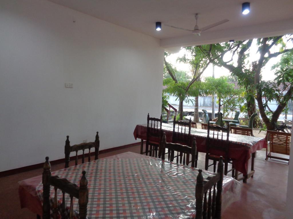 Jayaru Guest House ポロンナルワ エクステリア 写真