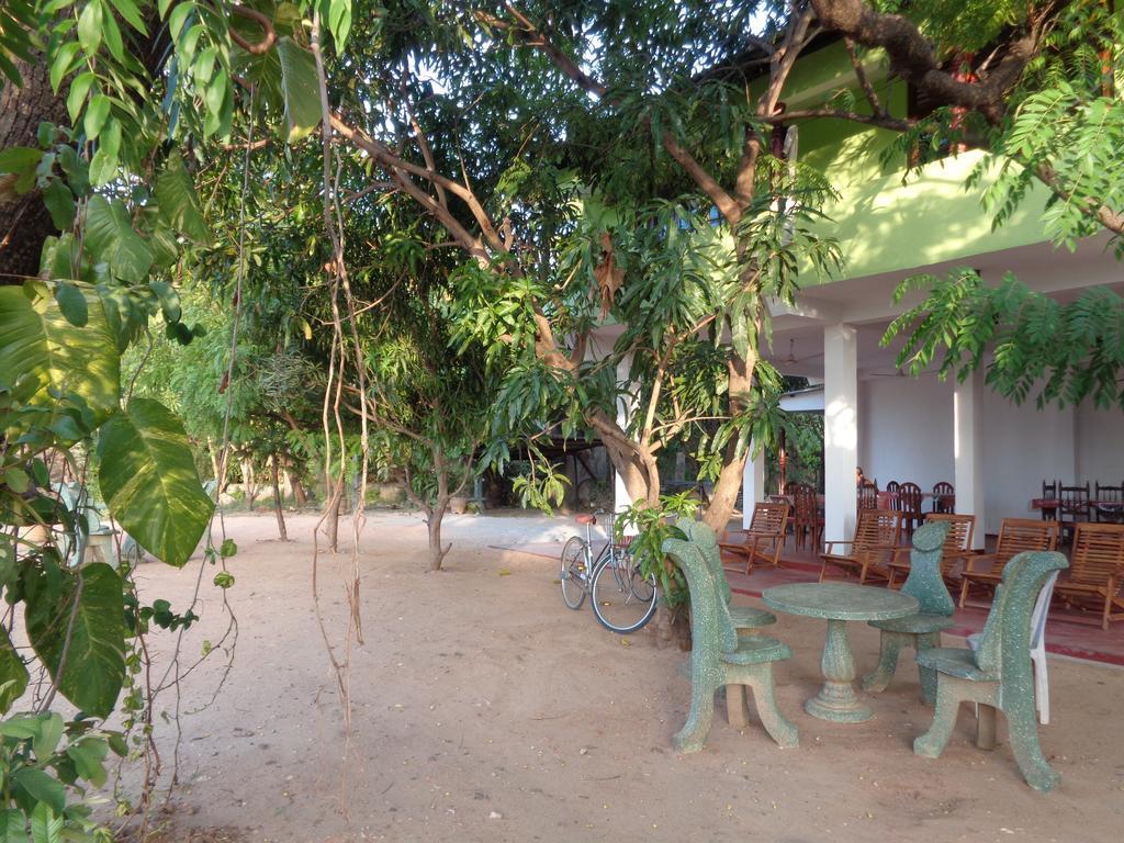 Jayaru Guest House ポロンナルワ エクステリア 写真