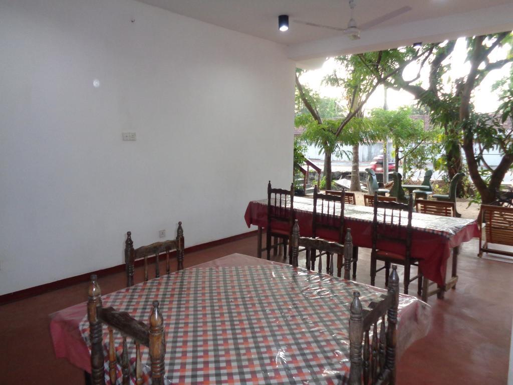 Jayaru Guest House ポロンナルワ エクステリア 写真